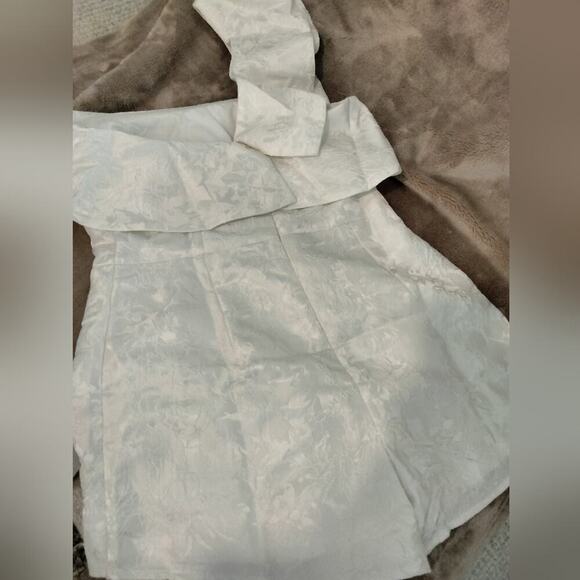 Sale !Lulu's One Shoulder Romper NWT - Picture 6 of 8